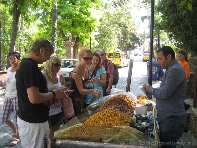 Ieliņās var sastapt tirgotājus, kas pārdod tradicionālos turku saldumus 47212