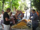 Ieliņās var sastapt tirgotājus, kas pārdod tradicionālos turku saldumus 19