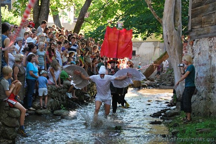 Visatraktīvākais pasākums, protams, Kuldīgas dzīrēs vienmēr ir leģendārais Alekšupītes karnevāls, kuru iesāka pārģērbies hercogs Jēkabs ar kuģi un kai 47331