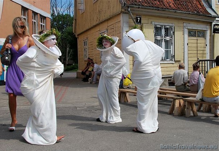 Lietuviešu mākslinieki veidoja dienas un nakts performances Kuldīgas vecpilsētā 47337