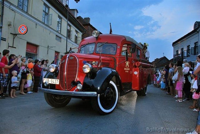 Ugunsdzēsēji piedalījās ne tikai ar seno retro auto, bet arī ar pūtēju orķestri 47355