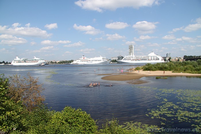 22.07.2010 Rīgā ienāca 4 lieli pasažieru kuģi, bet tikai trīs no tiem varēja pietauvoties tuvāk Vecrīgai 47406