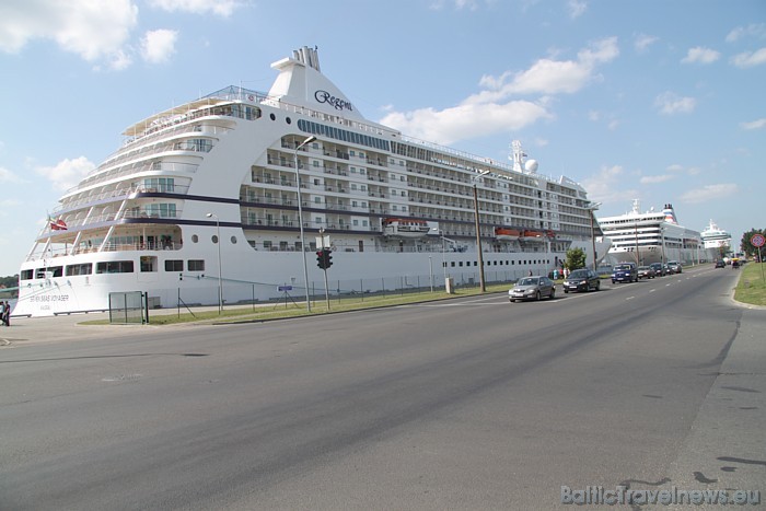 Luksusa kruīzu kuģis Regent Seven Seas Cruises peld zem Bahamu salu karoga 47409