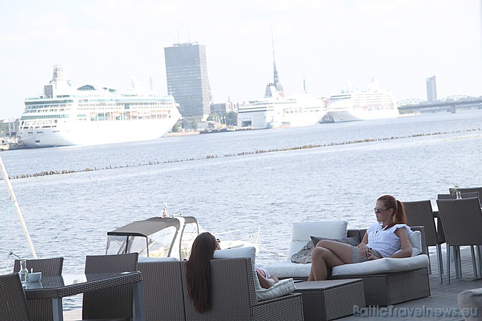 Vienu no labākajiem skatu laukumiem ar restorāna komfortu uz Daugavas kuģiem piedāvā restorāns Ostas skati 47418