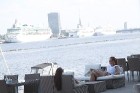 Vienu no labākajiem skatu laukumiem ar restorāna komfortu uz Daugavas kuģiem piedāvā restorāns Ostas skati 13