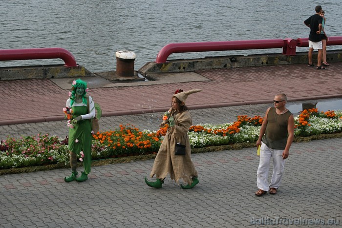 Pēc 27.07.2010 puķes tiks izstādītas pie skolām un bērnudārziem, kā arī īpašā, pilsētas jubilejai par godu veidotā lielā puķu dobē 47494