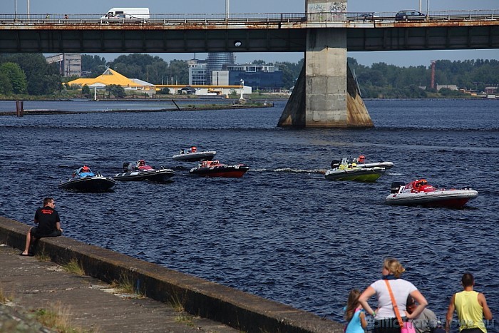 Sešu stundu ilgais izturības brauciens, kurā vienlaikus startēja vairāk nekā divdesmit sporta ātrumlaivas, norisinājās 2. Rīgas Ūdens svētku ietvaros
 47707