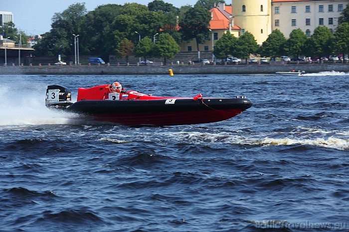 Ātrumlaivu sacīkstes norisinājās Daugavas posmā starp Vanšu un Dzelzceļa tiltu
Foto: Juris Ķilkuts/www.fotoatelje.lv 47711