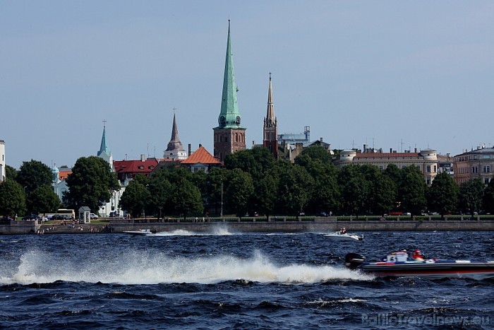 Ātrumlaivas uz Rīgas torņu panorāmas fona 
Foto: Juris Ķilkuts/www.fotoatelje.lv 47715