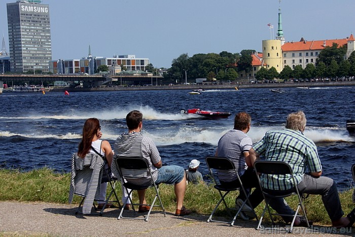 Skatītāji un līdzjutēji vēro ātrumlaivu sacīkstes
Foto: Juris Ķilkuts/www.fotoatelje.lv 47716