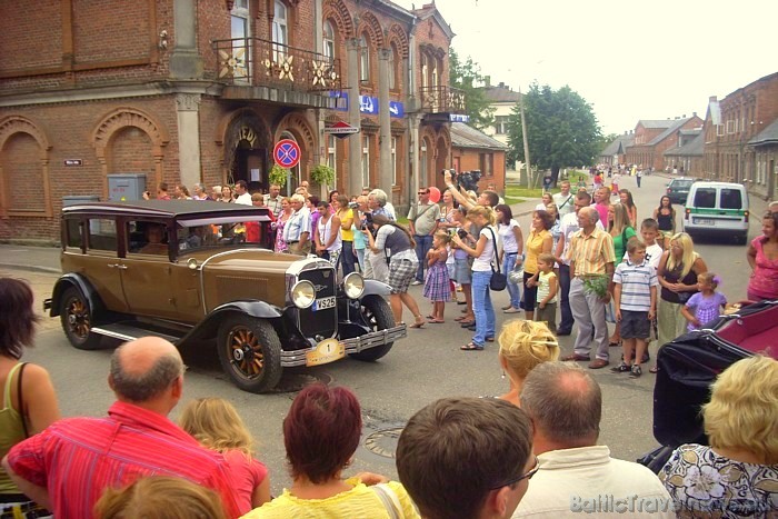 Svētku apmeklētājiem bija iespēja aplūkot unikālas vērtības - retro auto 47821