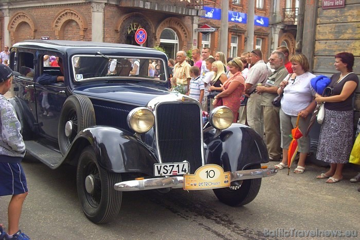 Pusdienas laikā no paša Rīgas Motormuzeja Limbažu ieliņās ieripo pasakaini retro vāģi, kas piesaista vislielāko skatītāju uzmanību 47822