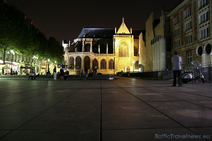Kavējot laiku rindā, var aplūkot skaisto laukumu ar baznīcu pie Centre Pompidou
Foto: picspack/mikum 47894