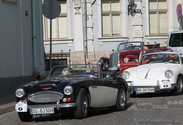 Daudzi tūristi un rīdzinieki baudīja Rīgas skatus ar antīkajām automašīnām 48026