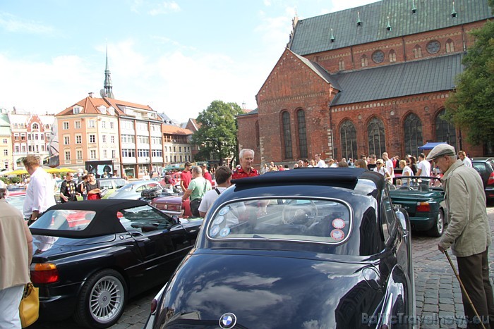 Rīgas Doma laukumā senie automobiļi piesaistīja daudzus skatienus un bagātināja pilsētu 48036