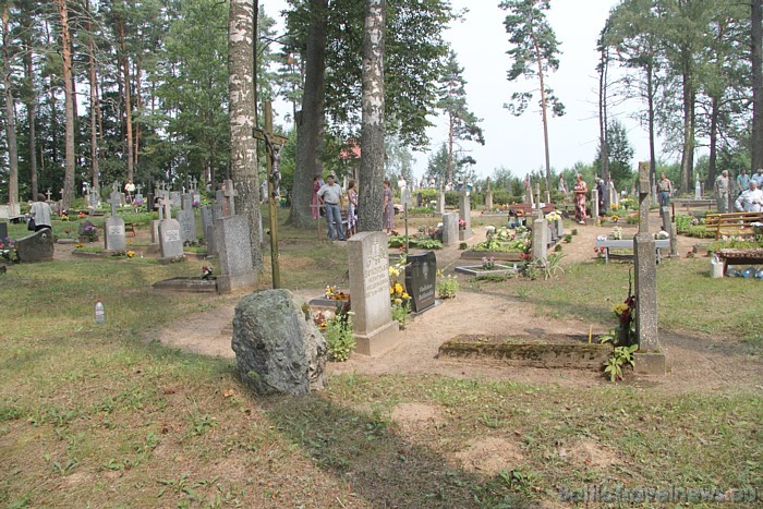 Stolu kapi var lepoties ar sakoptību un rūpīgu attieksmi pret mirušo kapa vietām 48076