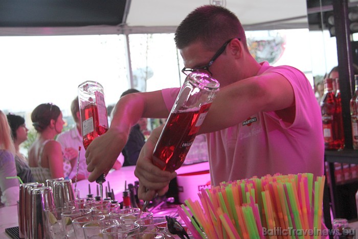 Viens no populārākajiem martini ir tradicionālais džina kokteilis, kuru tautā sauc par Aston Martini – tas sastāv no džina, ļoti sausa vermuta, ledus  48346