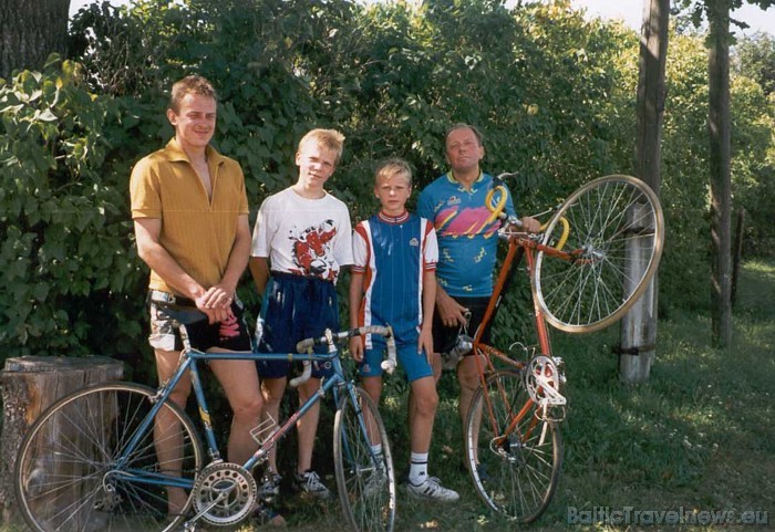 Šķūnenieku kausa aizsākums meklējams 1996. gadā, kad Gulbenes rajona Lejasciemā četri radinieki - Aigars Igaviņš, Gatis Kurzemnieks, Artis Zablockis u 48381