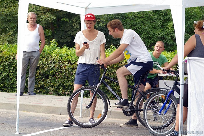 Kausa sacensībās dalībnieki dodas nu jau tradicionālajā riteņbraucienā. Šogad individuālajā šosejas velobraucienā startēja 221 dalībnieks 48386