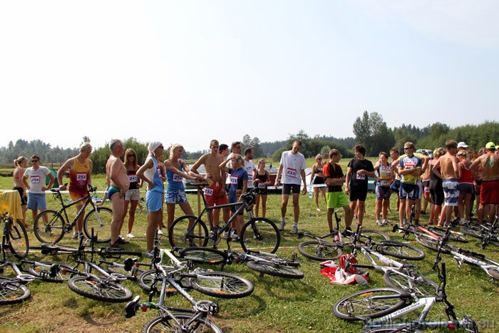 Otrajā sacensību dienā pamosties palīdz triatlons: 200 m pa Gauju, 7km ar velosipēdu, 2km skriešus 48397