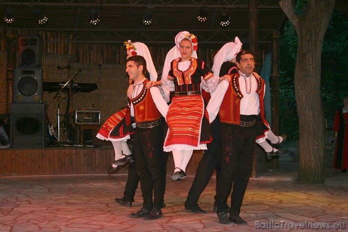 Vakarā tiek organizēta plaša folkloras programma ar dejām un izklaidēm bērniem 48528