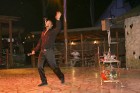 Vakara viesus izklaidē žonglieris, kas balansē uz naža kristāla traukus 15