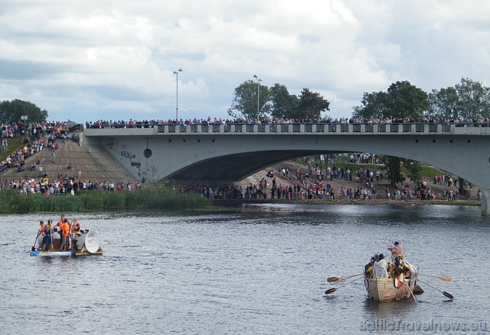 Skatītāji vēro piena paku regati 48746