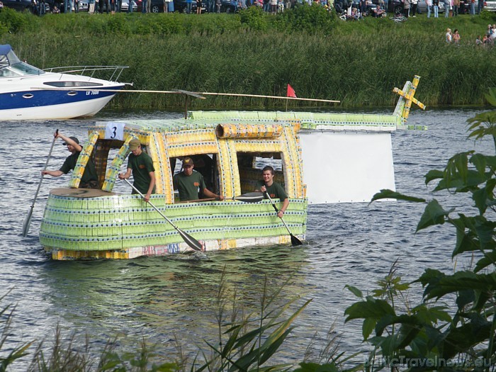 Peldošais helikopters ar nosaukumu Kefīrs ceļ spārnos darināts no kefīra pakām. Tas atzīts par regates garāko laivu 48750