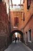 Plūdu laikā Venēcijas mazās ieliņas applūst un iedzīvotājiem nākas pārvietoties pa pagaidu pārejām, kas ierīkotas pilsētā
Foto: Fototeca ENIT/Gino Ci 15