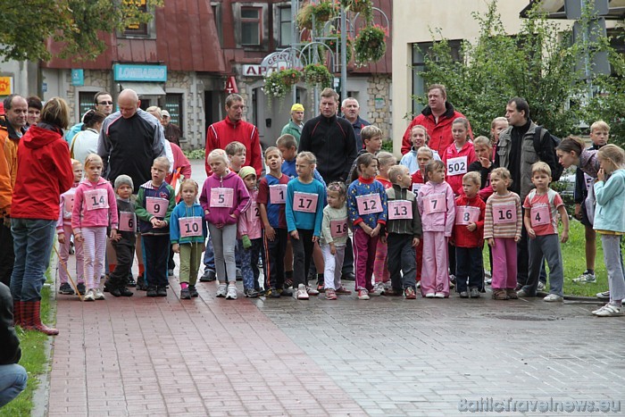 Pirmie uz starta devās paši jaunākie sportisti, kuri sacentās 500 m garā distancē 49313