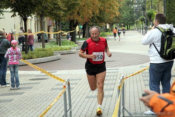 Sacensību dalībnieki finiša taisnē 49330