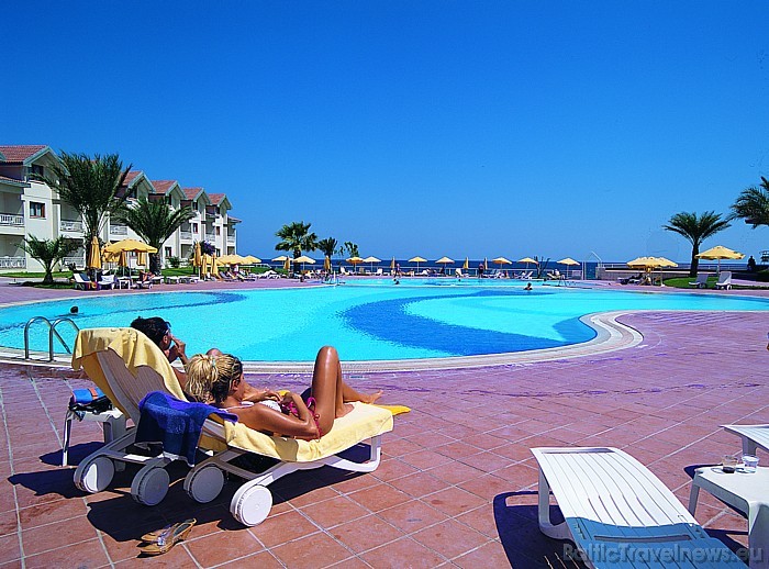 Elegants lagūnas formas peldbaseins atrodas pašā viesnīcas kompleksa vidū 
Foto: Salamis Bay Conti Hotel 49376