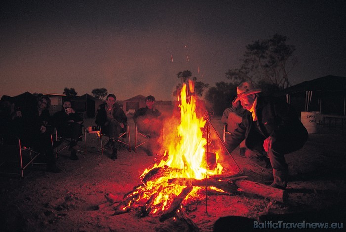 Nometnes ugunskurs - tradicionāls skats lopkopju dzīvē 
Foto: SATC 49429