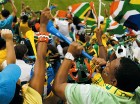 Fani skandē vuvuzelas - apdullinoši skaļās fanu taurītes
Foto: South African Tourism 17