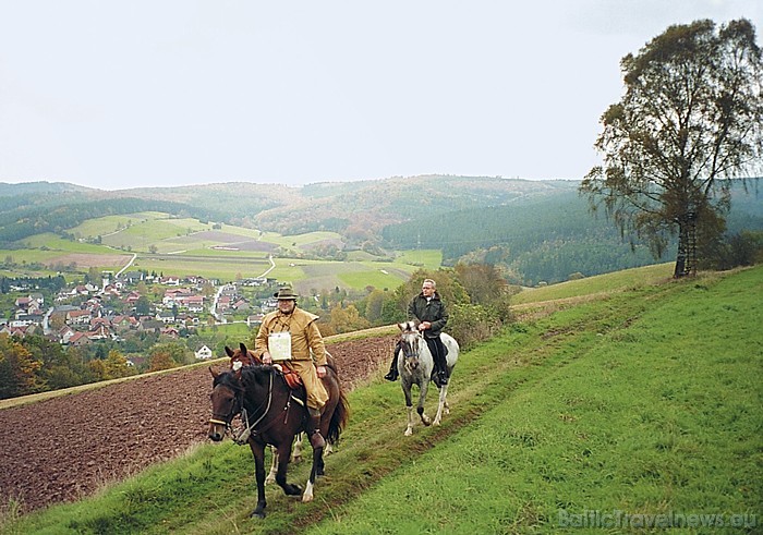 Jāšanas sports kļūst īpaši pievilcīgs vietā, kur zirgi un to jātnieki jau izsenis mituši gan realitātē, gan pasakās
Foto: Die Glockenreiter Bad Hersf 49488
