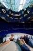 Kvadroskopa telpā apmeklētājiem virs galvām paveras telpisks skats uz Zemes planētu 
Foto: Klimahaus® Bremerhaven 8° Ost 15