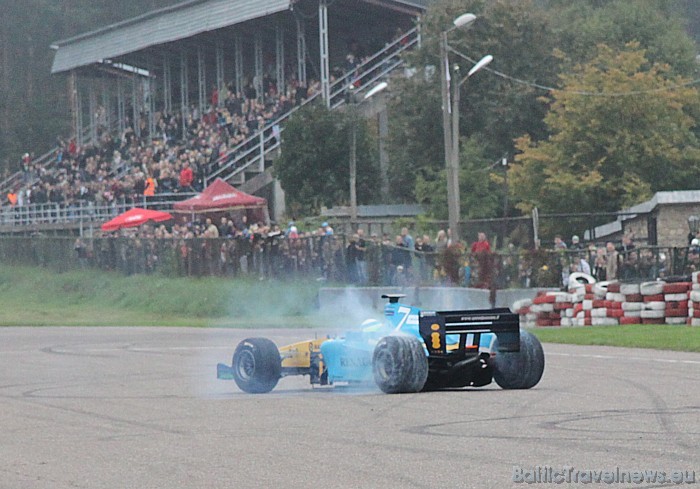 1000 km Grand Prix Riga 2010 - Renault F1 veido drifta saulīti Biķernieku trasē 49703