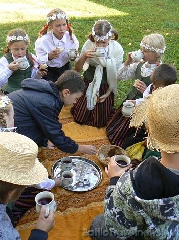 Pasākuma organizēšanā aktīvu dalību ņēma folkloras kopas Sudmaliņas 49974