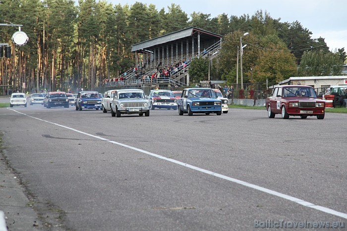 Biķernieku trasē dodas vēsturiskie Volga GAZ 24 un VAZ automobiļi 50162