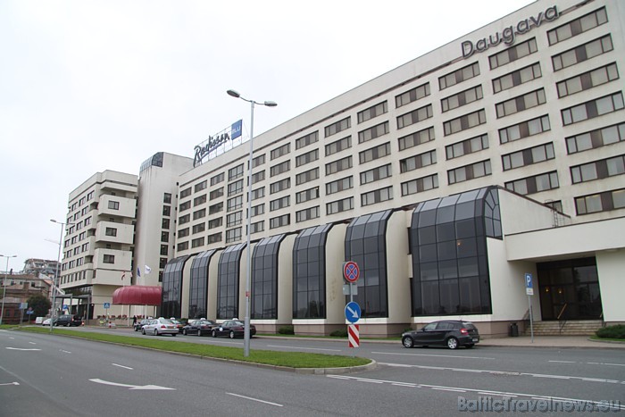 Četru zvaigžņu viesnīca Radisson Blu Daugava turpina tradīciju, kad ārvalstu vēstnieki stāda kokus viesnīcas iekšpagalmā 50234