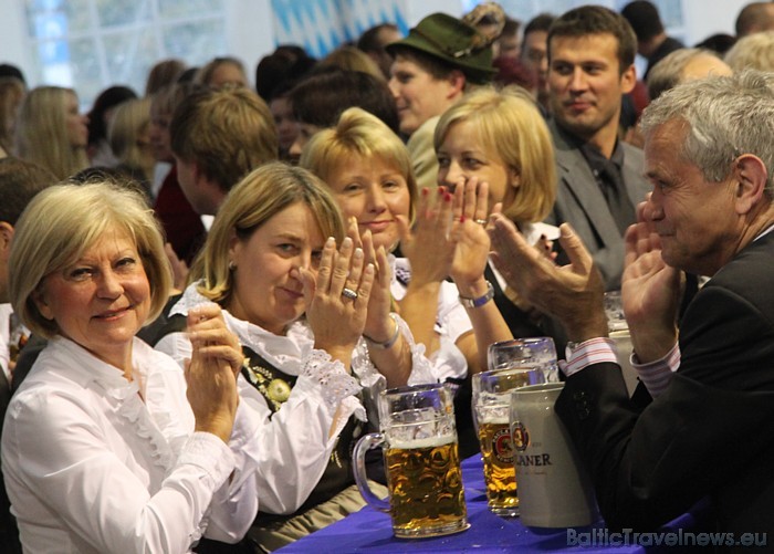 Oktoberfest 2010 Rīgā tika atklāts ar Vācijas vēstnieka Latvijā Klausa Burkharta svētību 50303