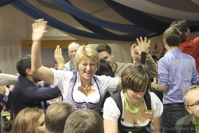 Deju mūzika Oktoberfest teltī ir tik aizrautīga, ka retais nosēž ilgāk par 1-2 alus kausiem 50350