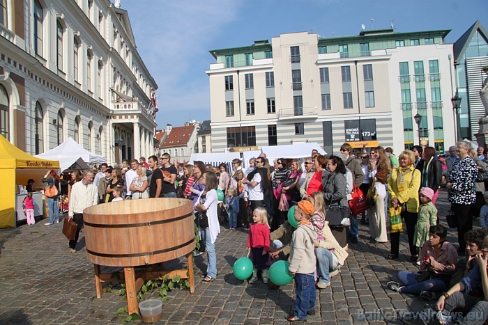 25.09.2010., jau vienpadsmito reizi Rīgas Rātslaukumā notika Miķeļdienas Ābolu gadatirgus. Svētku rīkotājs ir SIA  «Rīgas nami» 50421