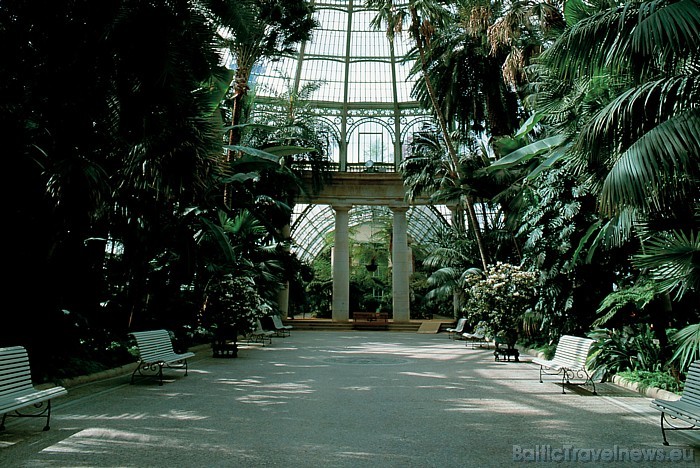 Pie Briseles karaliskās pils atrodas parka neoklasicisma stilā ieturētās siltumnīcas, kurās apskatāmi ziedi, rotondas un eksotiski augi
Foto: Copyrig 50765