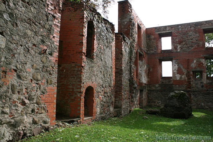 Pils celta no ķieģeļiem un akmeņiem. 17. gadsimtā ap pili izbūvēts zemes nocietinājums ar četriem bastioniem 51086