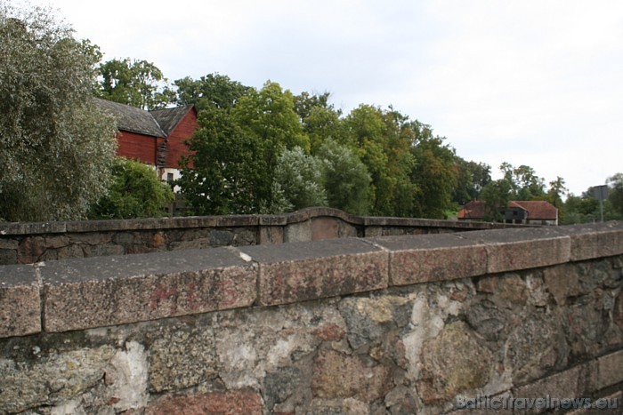 Aizputes pilsētas senākais tilts ir akmens tilts pār Tebras upi. Tas būvēts 1907. gadā un ir viens no pēdējiem celtiem mūra tiltiem Latvijā 51128
