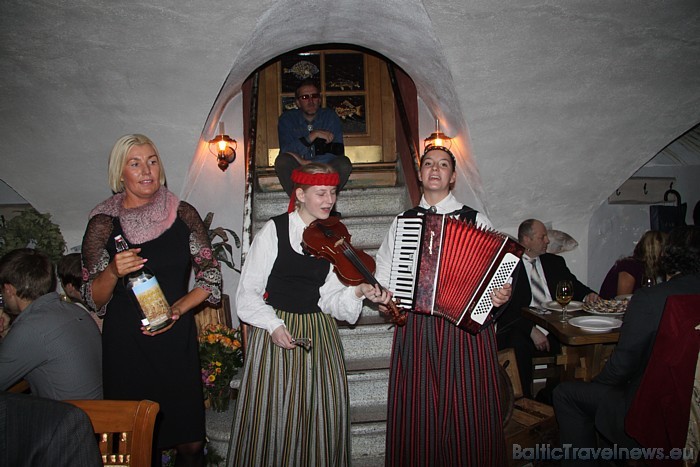 Arī jubilejas pasākums zivju restorānā ieturēts tradicionālā stilā - ar gadu un sātīgu maltīti un krietnu latviešu un latgaliešu mūziku 51220