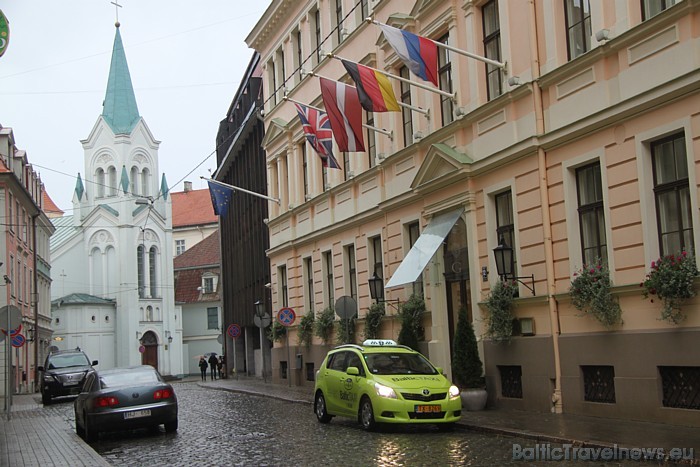 Piecu zvaigžņu viesnīcas Grand Palace Hotel restorāns Seasons atrodas Vecrīgā uz Pils ielas 51410