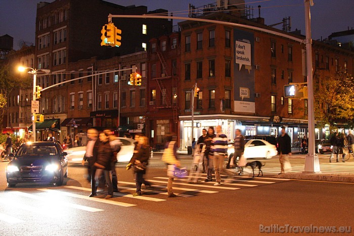 Ziemā, kad tumsa iestājas agri, Ņujorkas viesus un iedzīvotājus priecē veikalu košie skatlogi 
Foto: www.nycgo.com/Ben Dwork 51437
