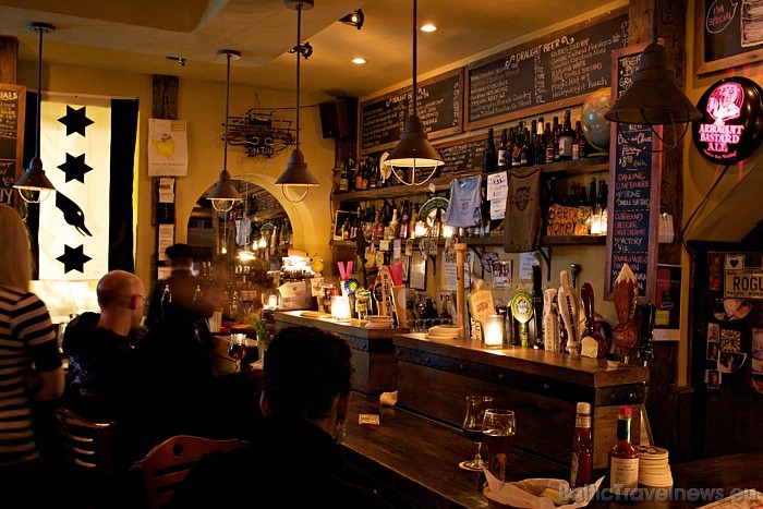 Ņujorkā ir spēkā stingri nesmēķēšanas noteikumi - restorānos un klubos smēķēt nedrīkst
Foto: www.nycgo.com/Malcolm Brown 51441